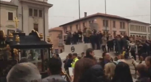 I funerali di Moira Orfei a San Dona' di Piave: la bara in una carrozza trainata dai cavalli - Il Messaggero