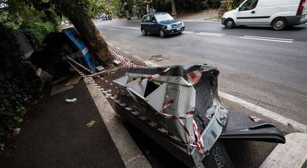 Roma Auto In Fuga Dalla Polizia Si Ribalta E Travolge Uno Scooter Due