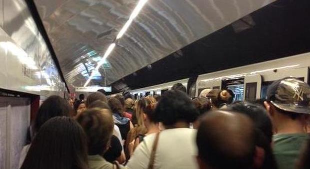 Roma Persona Sui Binari Metro A Ferma L Incidente A Numidio Quadrato