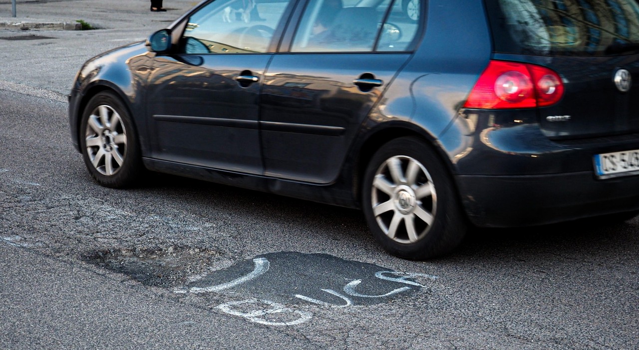 Perugia Buca Segnalata Con Lo Spray Per Evitare Danni Alle Auto