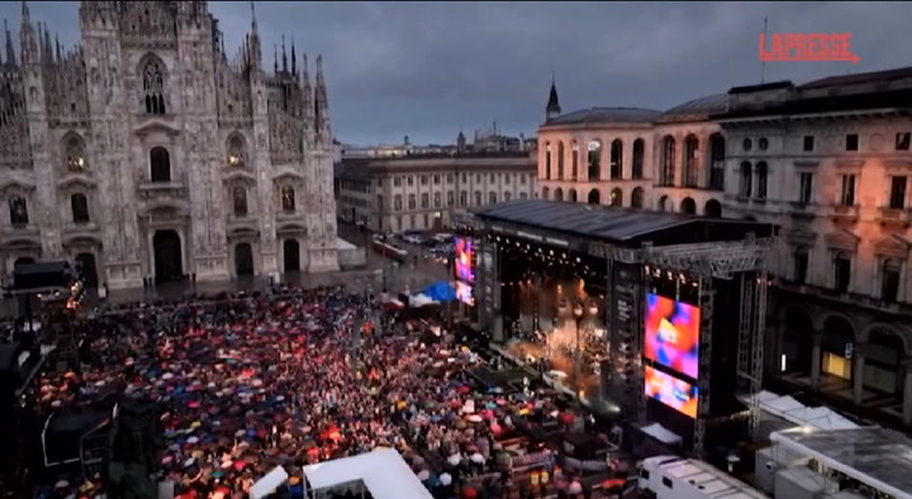 Milano Concerto Radio Italia Piazza Duomo Piena Nonostante La Pioggia