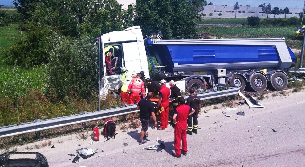 Auto Urta Tir Il Camion Finisce Nella Scarpata L Autista Resta Incastrato