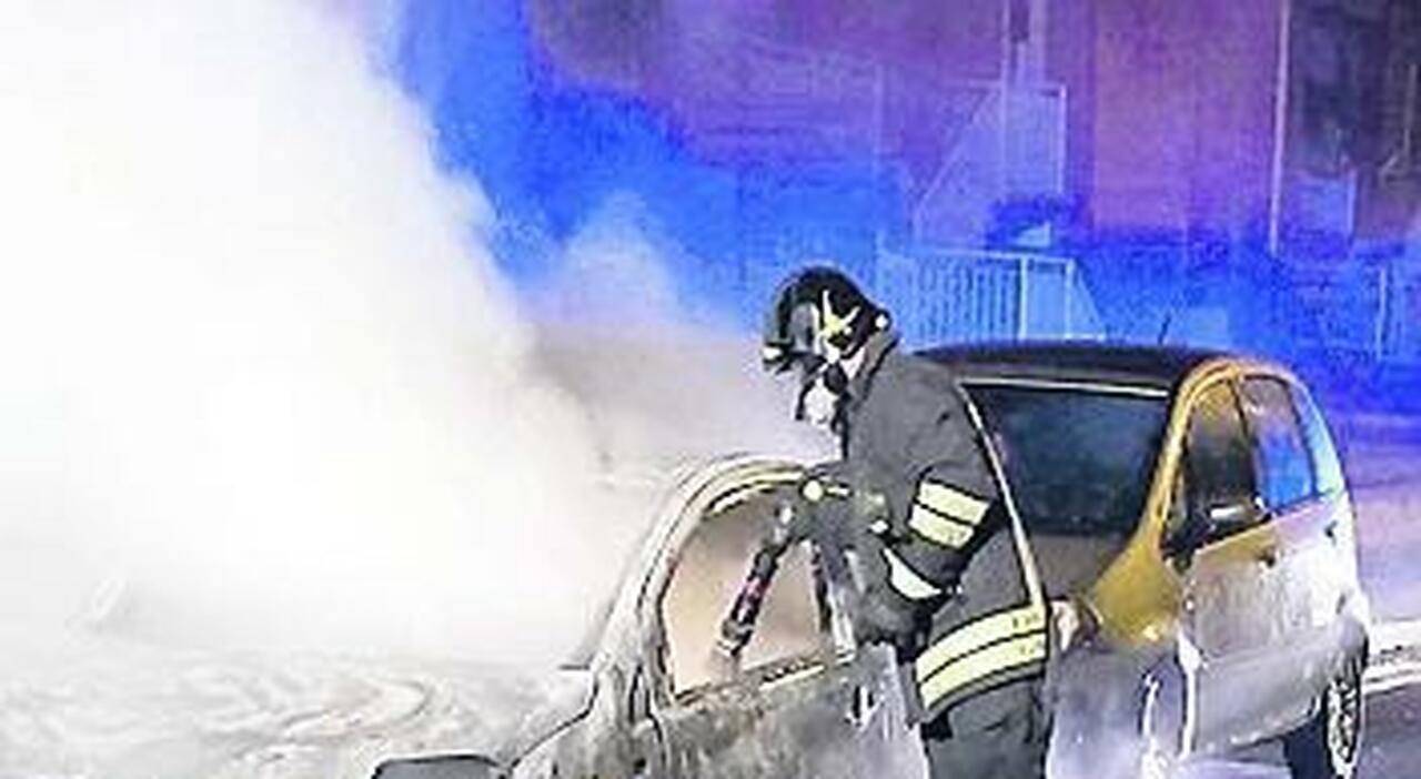 Auto Distrutta Dalle Fiamme Risveglio Da Incubo Giallo