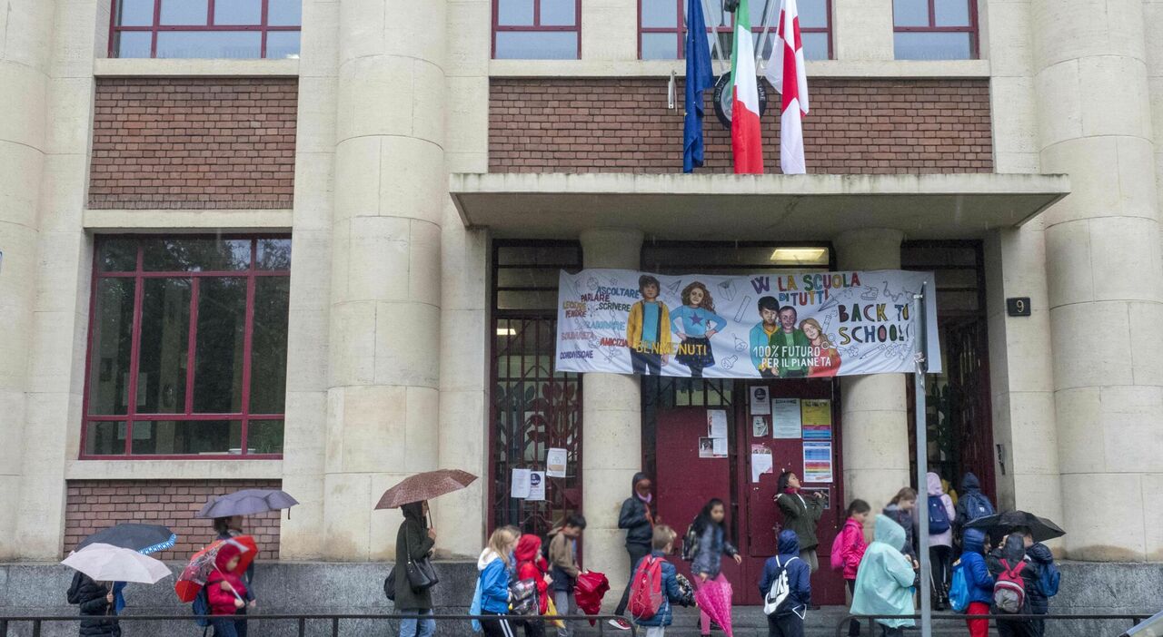 Milano Bimbo Precipitato Dalla Tormba Dlele Scale La Maestra Lo