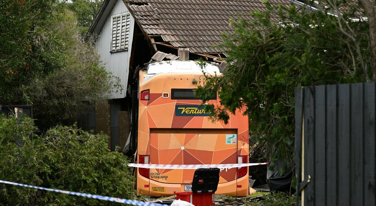 Incidente Autobus Esce Di Strada E Si Schianta Contro Una Casa Due Feriti