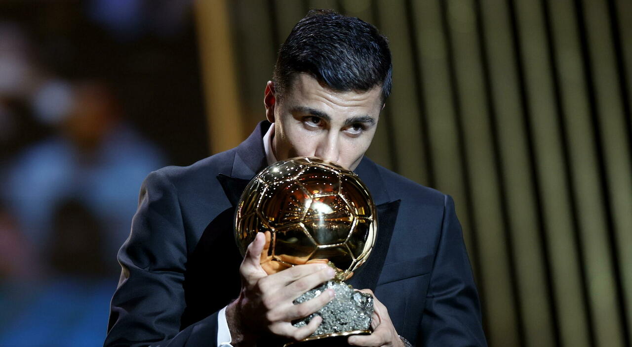 Rodri Vince Il Pallone D Oro Lo Spagnolo Ha La Meglio Su Vinicius