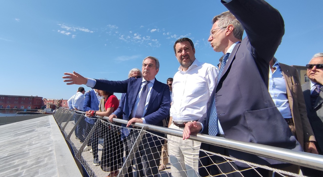 Porto Di Napoli Il Ministro Salvini Visita La Stazione Marittima Del