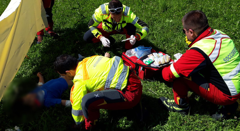 Primo volo in deltaplano con papà a 5 anni atterrano male bimbo si