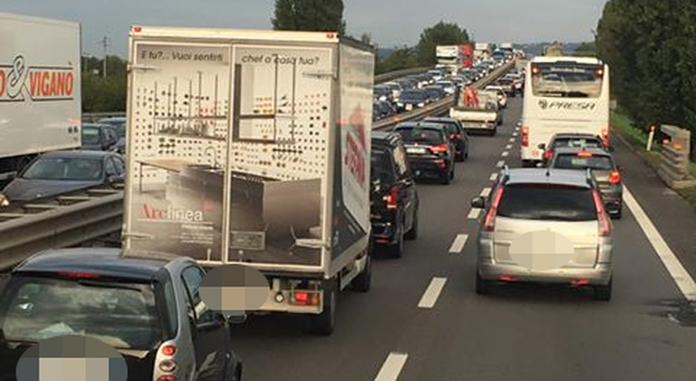 Incidente Sull A4 Camion Sfonda Il Guard Rail Migliaia Di Auto