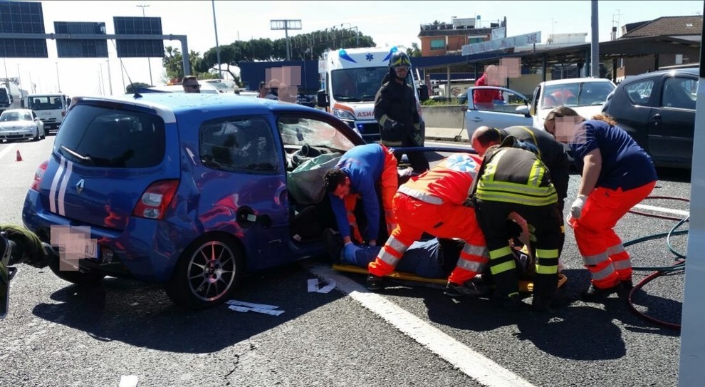 Roma Schianto Tra 4 Auto Sul Gra Tre Feriti Due Sono Gravi Chiuso