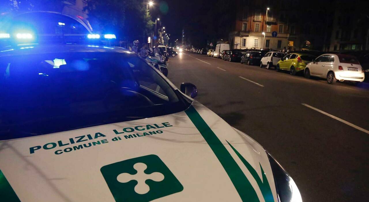 Auto Della Polizia Locale Accerchiata Da Una Gang Di Giovani