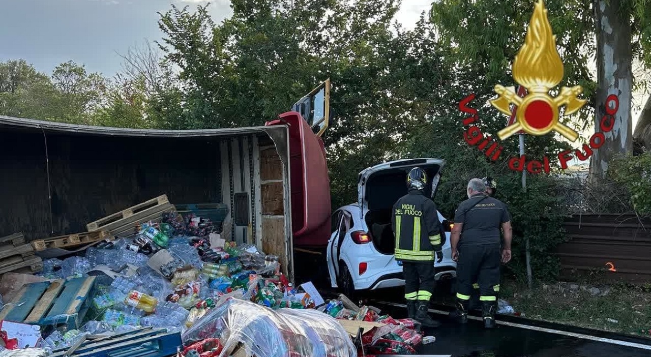 Grave Accidente De Tr Fico En Roma Un Cami N De Bebidas Colisiona Con