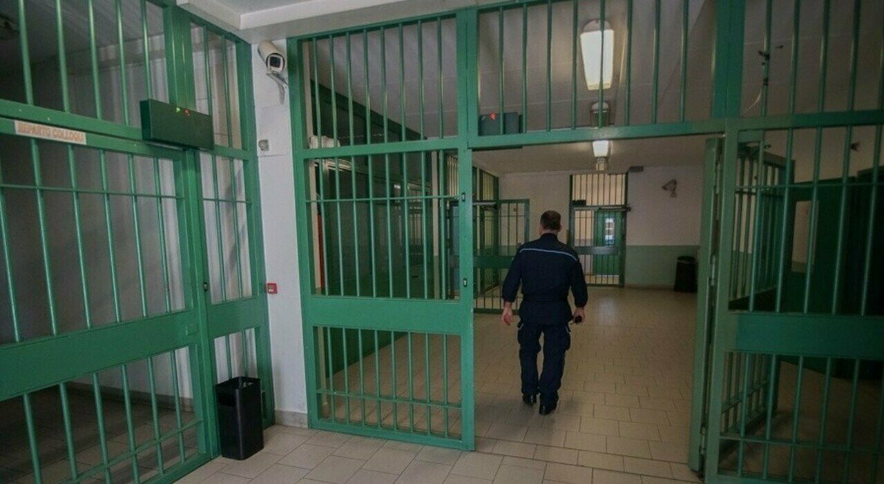 Ariano Irpino In Carcere L Agente Penitenziario Preso Con 4 Chili Di Droga