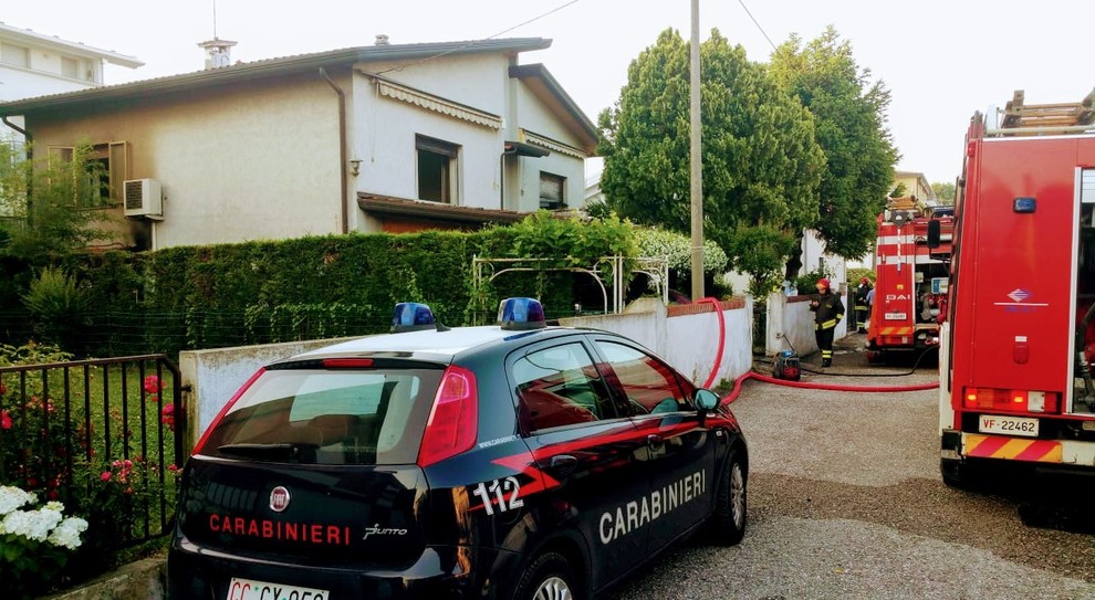 Fiamme E Fumo In Casa Nella Notte Nell Incendio Muoiono Carbonizzati