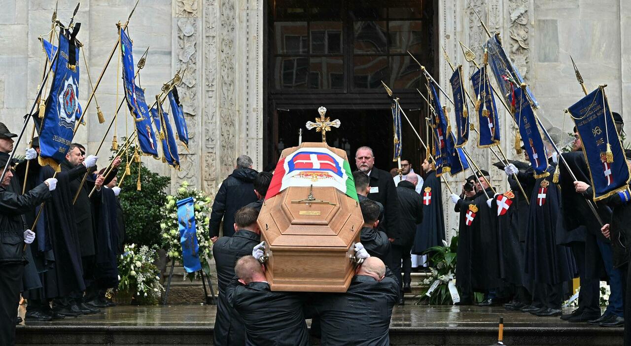 Vittorio Emanuele Di Savoia I Funerali Il Feretro Entra Al Duomo Di