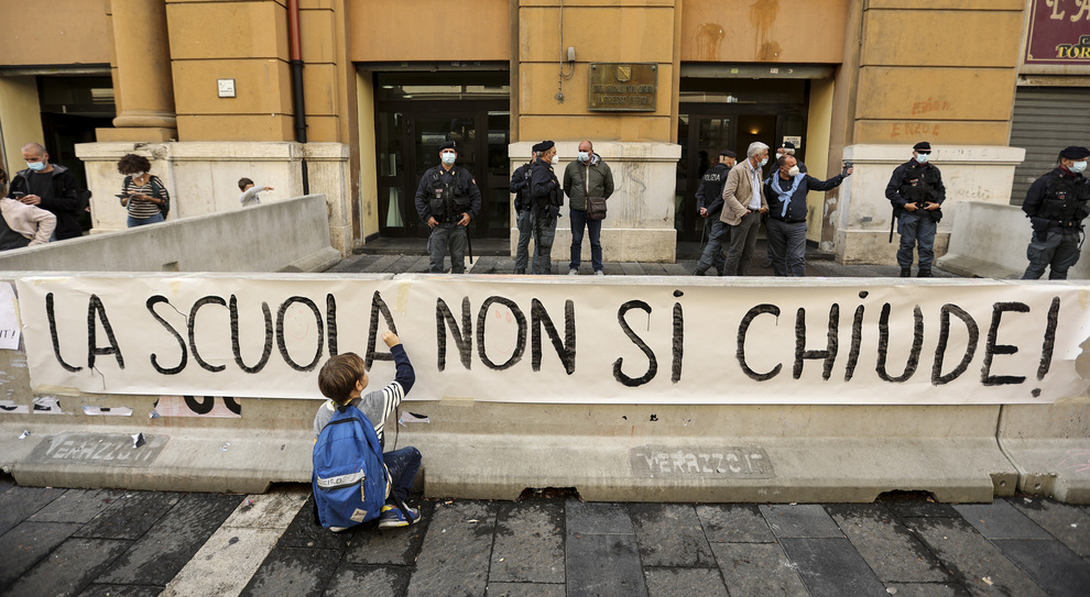 Covid Scuole Chiuse In Campania Oggi Positivi Coprifuoco Per