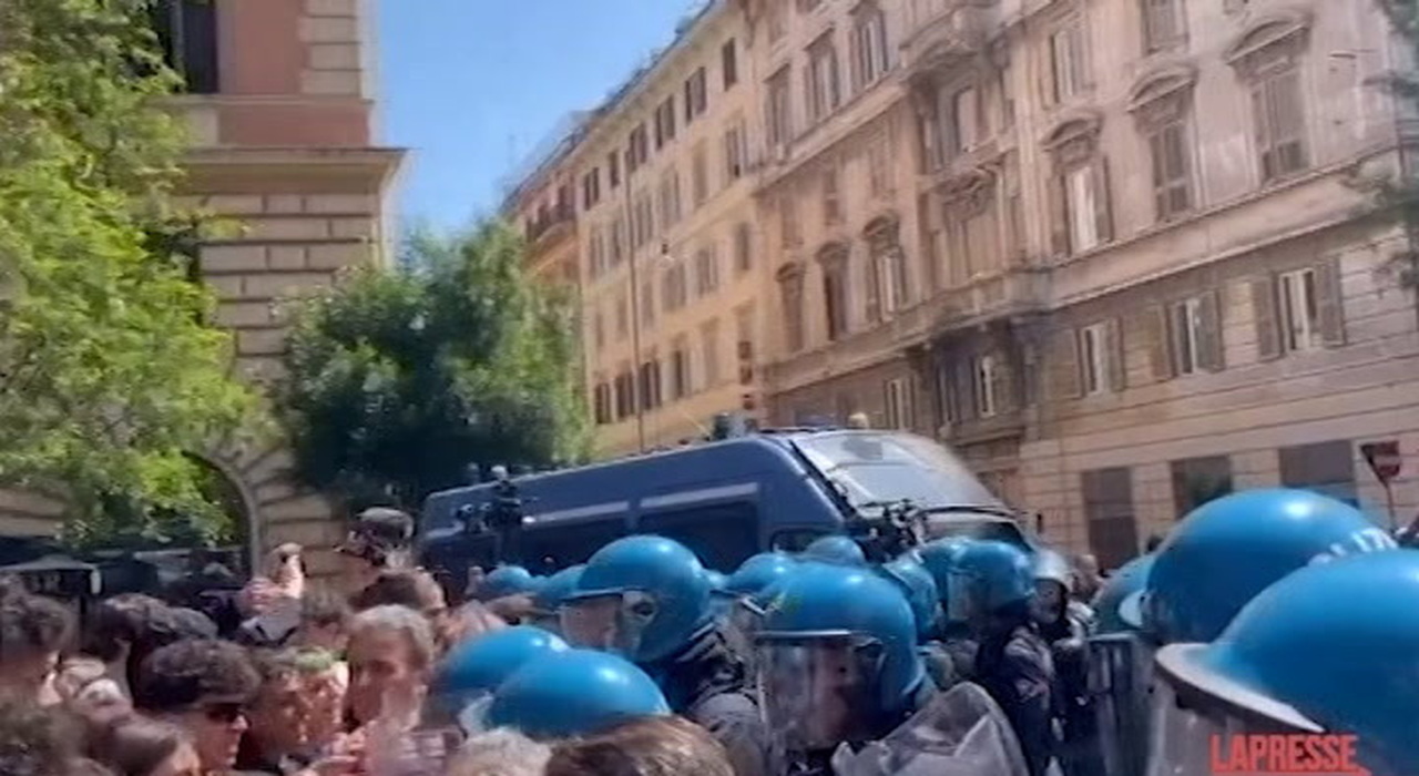 Roma Scontri Tra Manifestanti E Agenti Di Polizia Una Ragazza Ferita