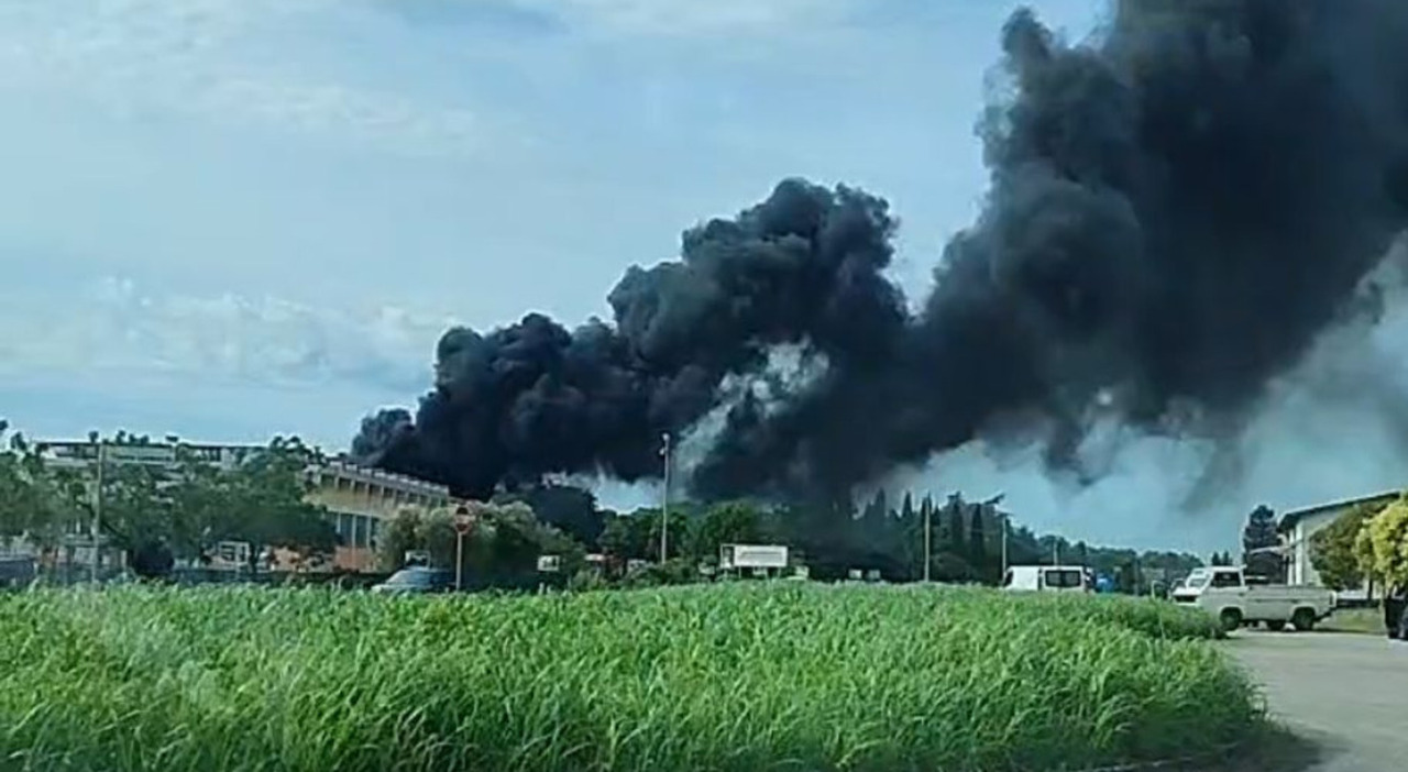 Mortegliano Maxi Incendio Alla Serrametal Non Ci Sarebbero Feriti