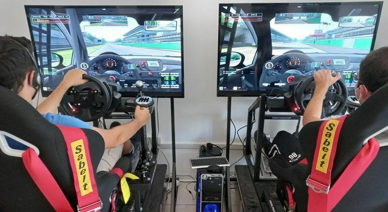 Due Psotazioni Del Driving Simulation Center Di Vallelunga