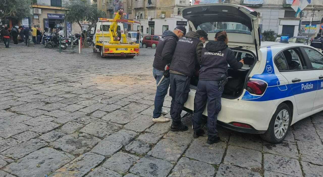 Napoli Controlli Della Polizia Municipale Nel Quartiere Stella