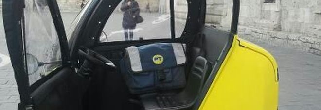 La postina finisce nel fossato
I sindacati: «Quei mezzi
non sono sicuri, ritirateli»