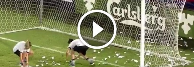Donnaruma contestato: striscione e soldi falsi dalla curva -Video