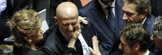 Minzolini, accolte le dimissioni L'ex direttore: «Io come Cristo» Respinte quelle di Vacciano (M5S) Minzolini, accolte le dimissioni L'ex direttore: «Io come Cristo» Respinte quelle di Vacciano (M5S)