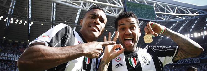 Juve, Dani Alves e Alex Sandro potrebbero finire in Premier League