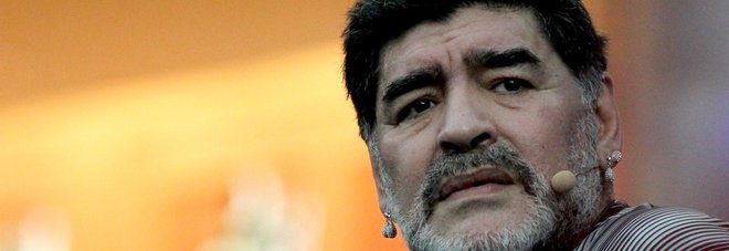 Maradona risponde: «Dani Alves
stupido, non azzecca un cross»