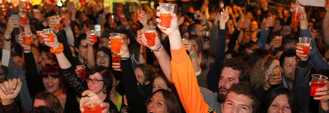La carica dei 10mila allo spritz della notte: locali pieni per tutta la sera