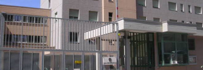 Tenta il suicidio in carcere, gli agenti lo salvano. Lui li aggredisce a calci e pugni Tenta il suicidio in carcere, gli agenti lo salvano. Lui li aggredisce a calci e pugni