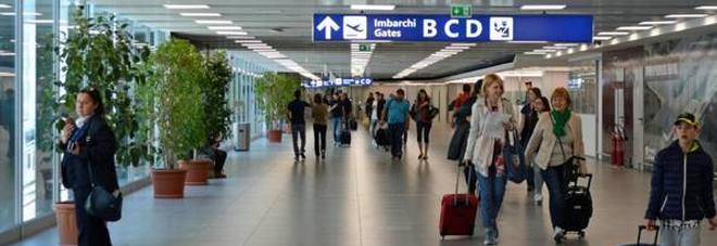 Fiumicino, tragedia in aeroporto: turista muore mentre è in fila al gate prima di imbarcarsi su un volo Fiumicino, tragedia in aeroporto: turista muore mentre è in fila al gate prima di imbarcarsi su un volo