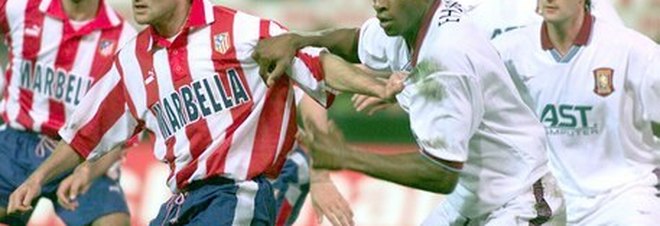 Ehiogu, a destra, in azione contro Vieri in un Atletico Madrid-Aston Villa di fine anni Novanta
