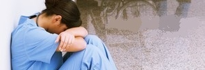 Violenta l'infermiera e lega la collega: sotto accusa paziente di 19 anni Violenta l'infermiera e lega la collega: sotto accusa paziente di 19 anni