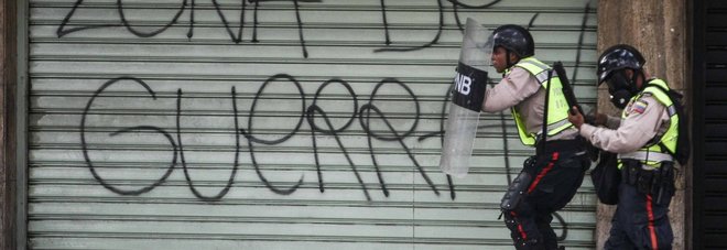 Venezuela, ancora morte negli scontri contro Maduro: ospedali evacuati, autostrade bloccate Venezuela, ancora morte negli scontri contro Maduro: ospedali evacuati, autostrade bloccate