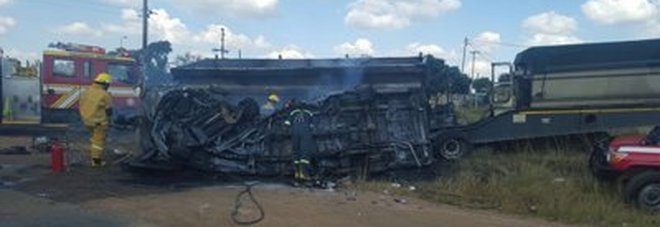 Schianto choc tra bus e camion, almeno 20 bimbi morti carbonizzati Schianto choc tra bus e camion, almeno 20 bimbi morti carbonizzati