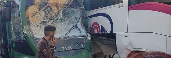 Bus sperona tram Atm: dodici passeggeri feriti Bus sperona tram Atm: dodici passeggeri feriti