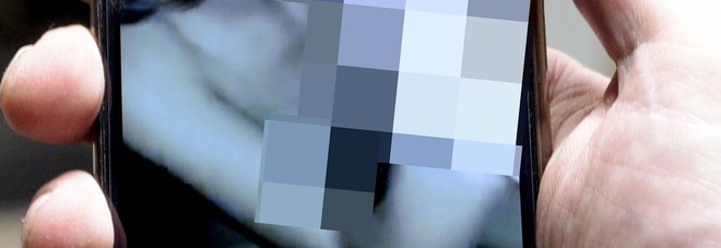 Foto porno con decine
di amanti e ricatti: 40enne
tiene in scacco un'intera città