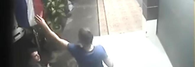 Strappano la bandiera in Thailandia, le famiglie dei due giovani italiani: «Siamo sconvolti» Strappano la bandiera in Thailandia, le famiglie dei due giovani italiani: «Siamo sconvolti»