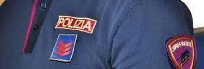 Folle inseguimento: i pusher
lanciano dal finestrino
due chili di marijuana
