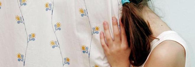 Bimba alla cresima confessa
al parroco di essere stata
stuprata dallo zio