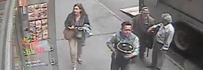 Ruba un secchio pieno
d'oro da un blindato
Bottino 1,6 milioni di dollari