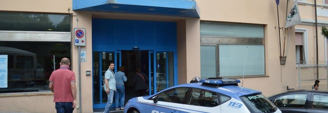 Ubriaco semina scompiglio
in centro: urla e insulti
poi spunta un coltello