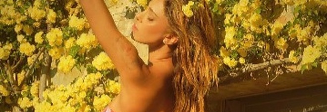 Belen super sexy.
Foto hot «sotto il sole
della Toscana»/Guarda