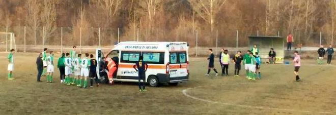 Scontro in campo, giocatore a terra svenuto. Salvato dal papà-medico Scontro in campo, giocatore a terra svenuto. Salvato dal papà-medico