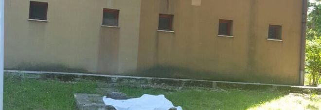 Precipita dal balcone al quinto
piano e muore: «Non ho più
un filo di vita da vivere»