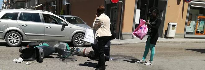 Scooter travolto da un'auto
in un incrocio del centro
Un uomo portato in ospedale