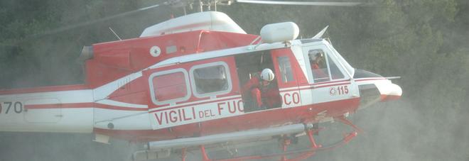 Macchia mediterranea
a fuoco: serve l'elicottero
per spegnere il rogo