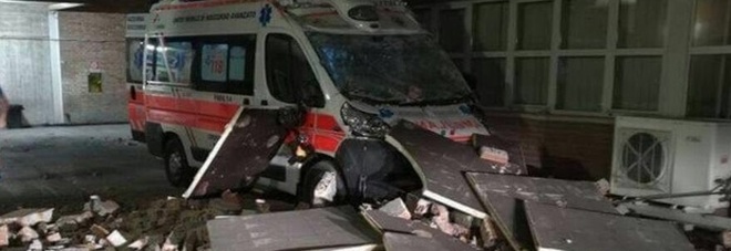 Risorge l'ambulanza
schiacciata dai crolli
Era il simbolo del terremoto