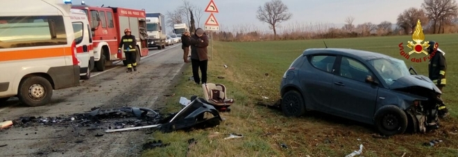 Scontro frontale tra auto
Feriti i due conducenti
uno è grave a Torrette